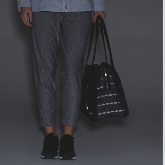 Lululemon Om The Day Bag Black Reflective Large Duffle Yoga Mat Gym Travel - Picture 3 of 16